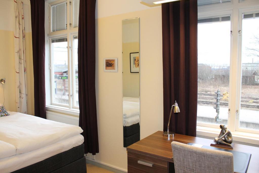 Stationshusets Hotell Och Cafe Köping Zimmer foto